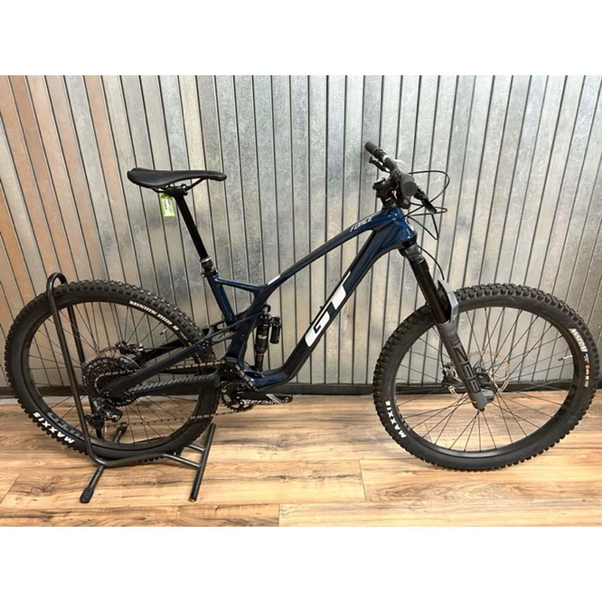 GT Force Carbon Pro LE Gloss Indigo Large 2022 Floor Model 1 GT Force Carbon Pro LE Gloss Indigo Large 2022 Floor Model